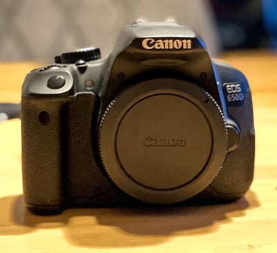 Einsteiger Spiegelreflexkamera Canon EOS 650D 18 MP Full HD mit Batteriegriff 