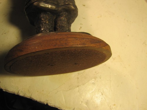 portacandele donna Tuni bronzo vintage, etichettato Tuni firmato Gregg su base legno - Foto 8 di 10