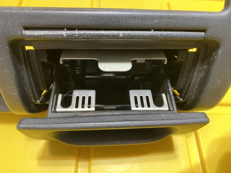 Nissan Xterra 2000-2004 3,3 L OEM radio tablero bisel moldura 00 01 02 03 04 encendedor Foto 3 de 4