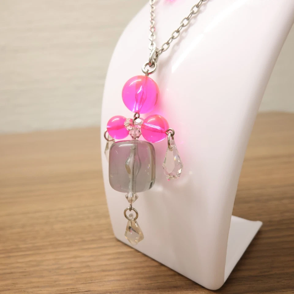 Tarina Tarantino Collar Lucite Magenta Rosa y Gris Figura Abstracta Buda Cuentas Foto 3 de 4