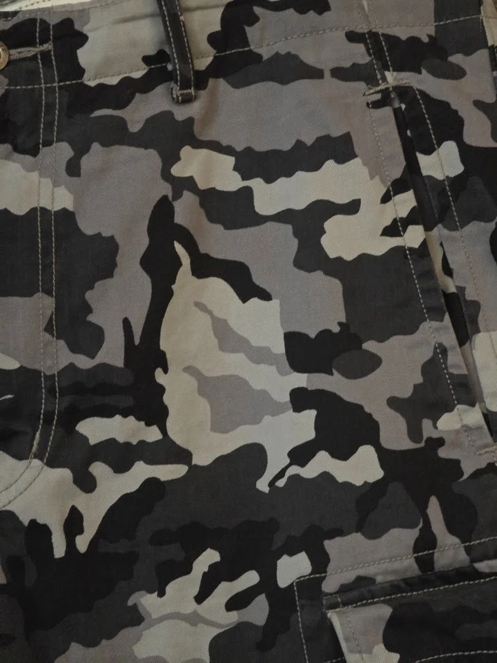  Bermuda cargo camuflada preta cinza masculina original Levis vários bolsos externa  - Imagem 4 de 4