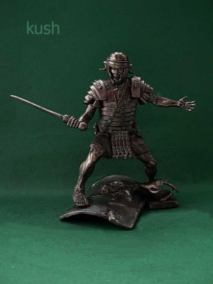 TIN 75mm SOLDIERS  Legionary in battle, 1st Century BC.