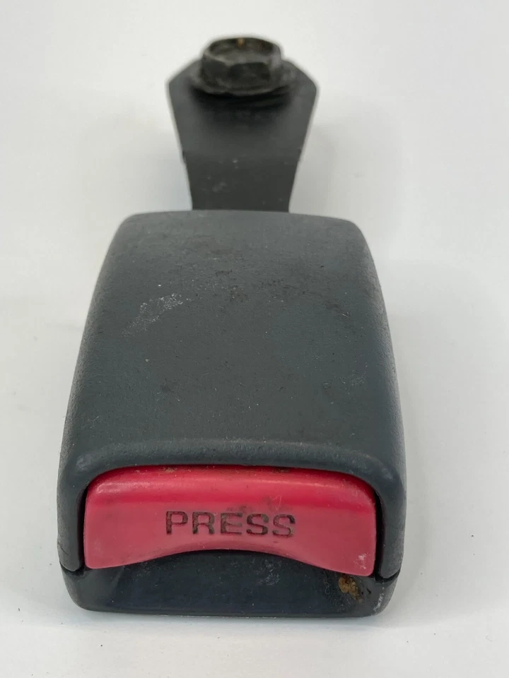 2000-2004 Mitsubishi Montero Sport Front Right Passenger Side Seat Belt Buckle - Image 3 of 4