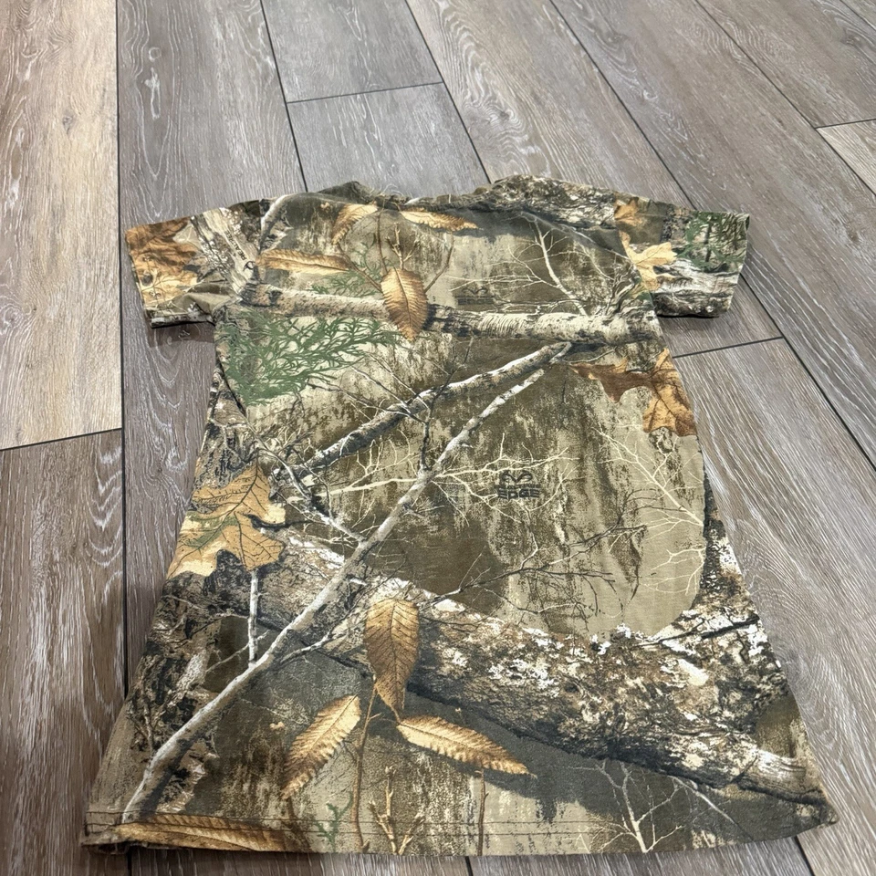Camiseta para mujer Realtree Magellan camuflada verde y marrón cuello en V manga corta pequeña Foto 3 de 3