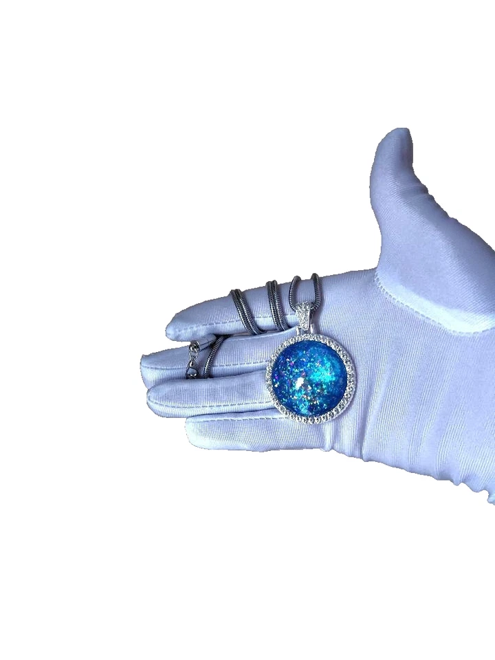 Colgante de ópalo ópalo de resina azul hielo con halo de circonita cúbica en cadena de acero inoxidable 30 mm Foto 2 de 4