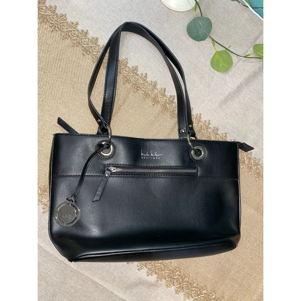 Bolso de mano Nicole Miller New York negro con logotipo plateado bolsillos con cremallera asas superiores Foto 4 de 4
