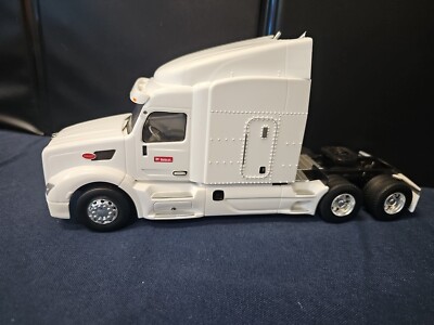 TOMY 2020 White Peterbilt Bobcat Sleeper Truck Cab Plastic 