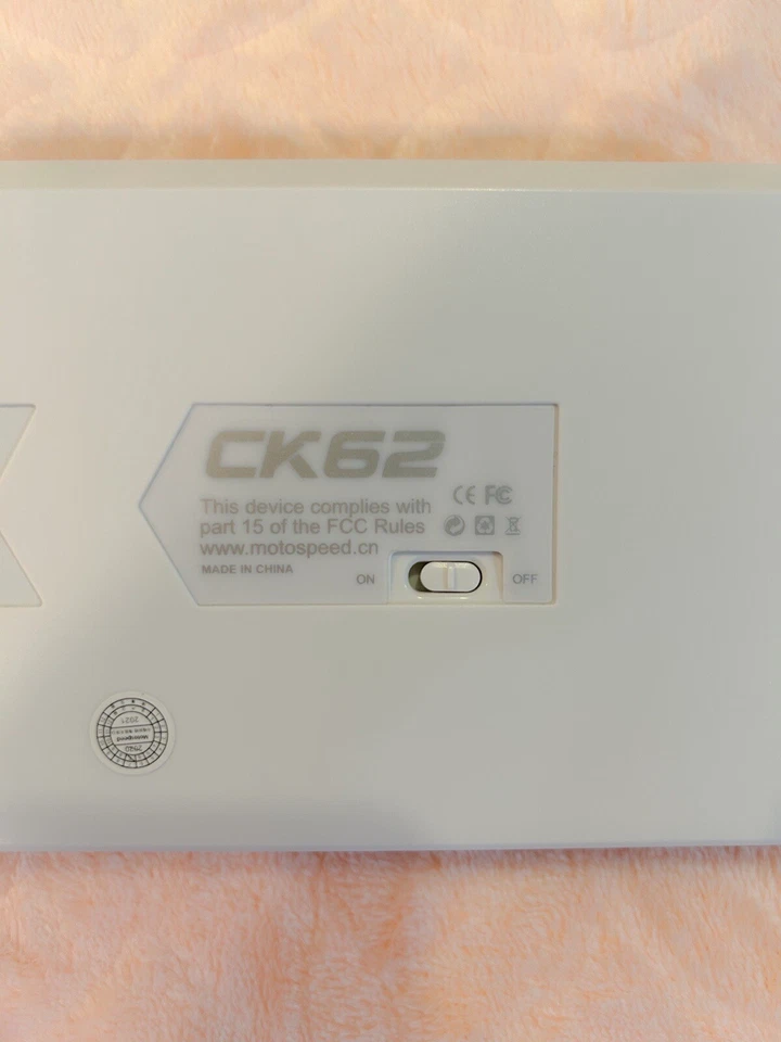 White Motospeed CK62 Bluetooth & Wired 60% RGB Keyboard Red Switch - Image 4 of 4