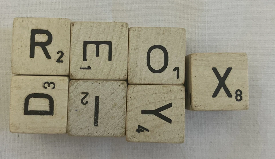 Yahtzee MB Games Word Complete with 7 Letter Dice Score Pads Sandtimer - Image 4 of 4