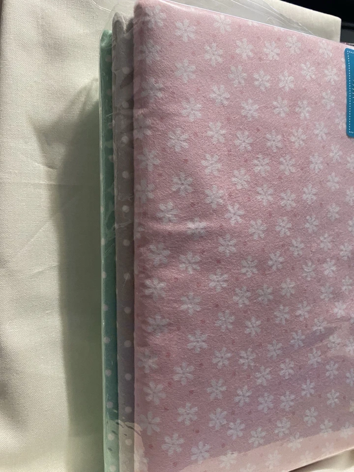 Robert Kaufman “Cozy Cotton” 1 yarda Cada uno de D8978 rosa y D9255 gris, verde teniente Foto 2 de 4