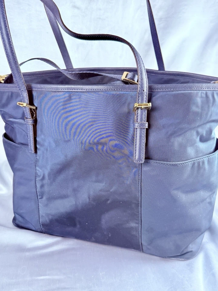 Сумочка для подгузников Michael Kors Jet Set темно-синяя большая нейлоновая золотистая фурнитура - Изображение 3 из 4