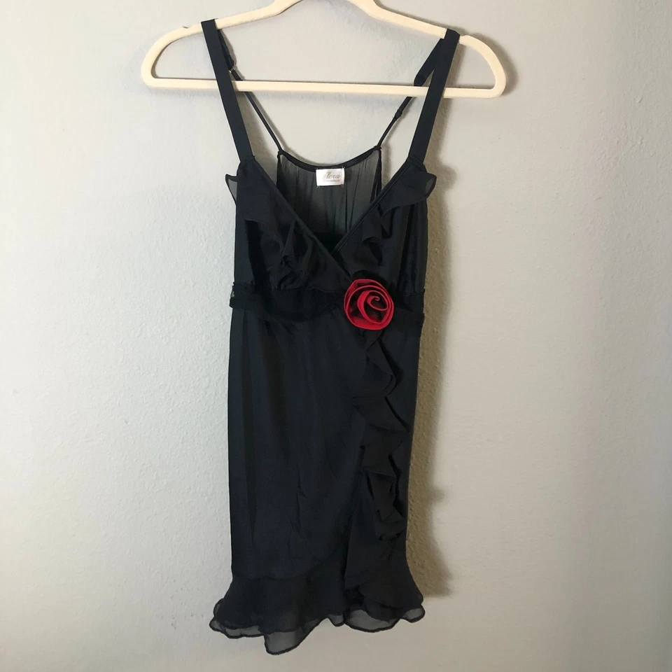 Lencería Flora Nikrooz Babydoll Chemise Slip Pequeña Negra Roja Gasa Volantes Rosa Foto 2 de 4