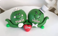 Custom Pea Pod Wedding Cake Topper – Personalized Décor for Your Special Day