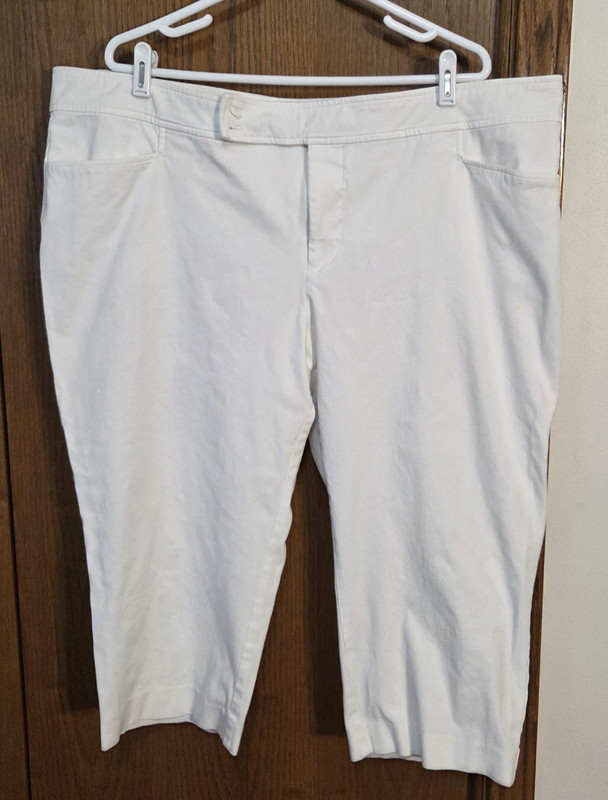 CHAPS WOMANS WHITE CAPRIS SIZE 22W