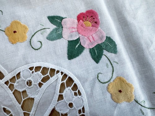 Beautiful 5pc Tablecloth 32” & 4 Knapkin Set Floral Appliqué Embroidered - Picture 2 of 6