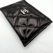 Autentica custodia per carte CHANEL Matelasse in pelle verniciata con marchio...