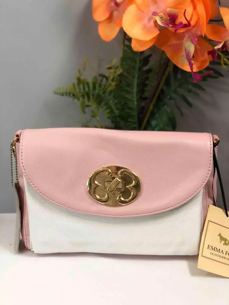 Emma Fox Adorable leather purse. Flowers sit adorably on the shoulder strap  ❤️ | Leather purses, Leather, Shoulder strap