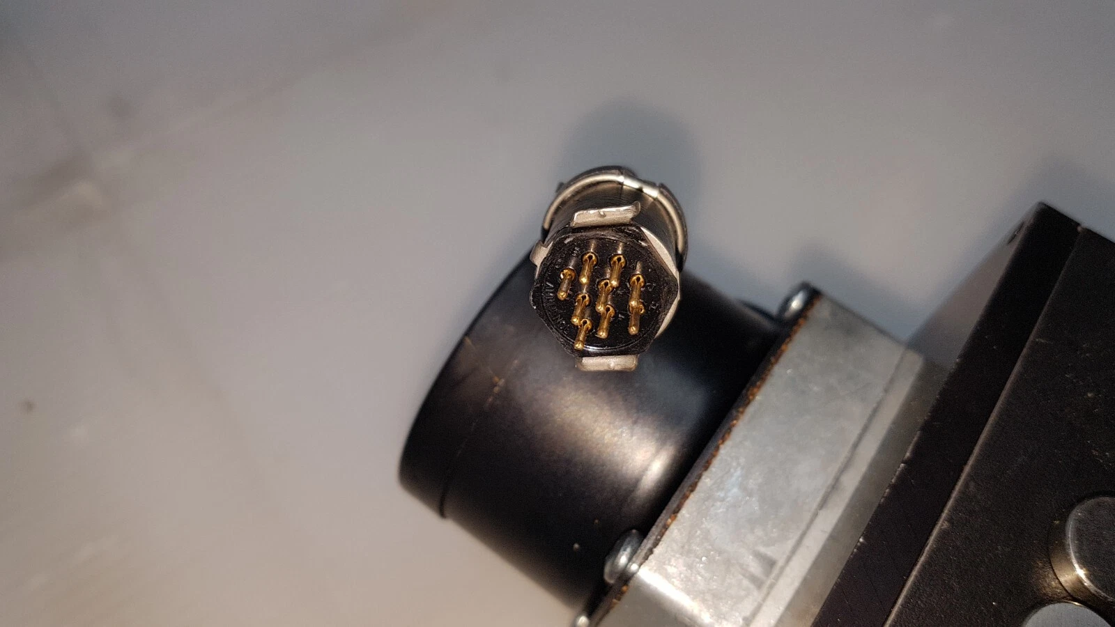Hex-style multi-pin connector on the MKS 253A throttle valve motor