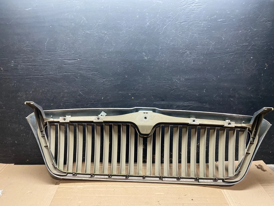 Parrilla superior delantera Lincoln Navigator 2003-2006 V2669 DG Foto 4 de 4