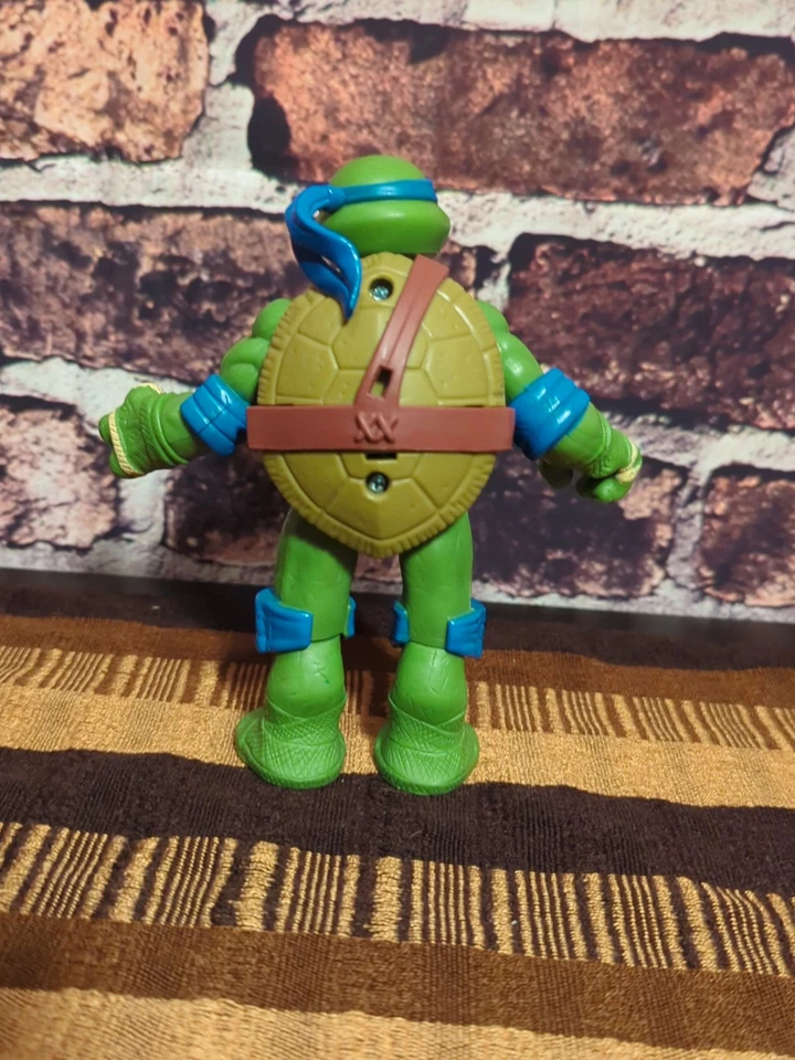 Tales of the Teenage Mutant Ninja Turtles 2017 TMNT Talking Leonardo buen estado Foto 3 de 4