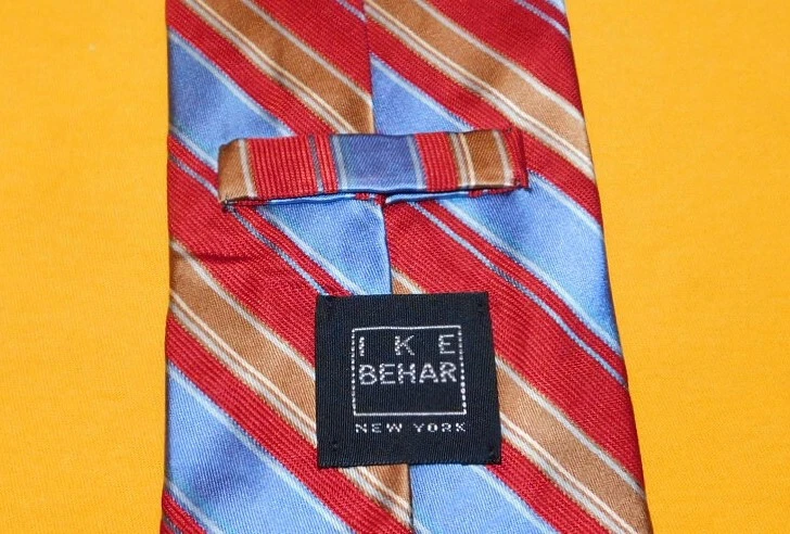 CORBATA A RAYAS IKE BEHAR HECHA EN EE. UU. ROJA/AMARILLA/AZUL - CORBATAS - CORBATAS DE DISEÑADOR. Foto 3 de 3