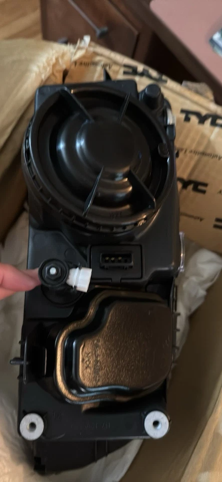 Conjunto de faros laterales del conductor TYC 20-5410-00 Volvo para C70, S70, V70  Foto 2 de 3