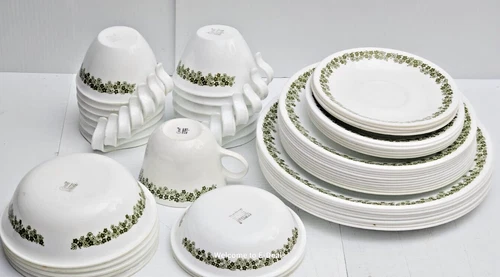 VTG CORELLE CRAZY DAISY SPRING BLOSSOM GREEN UNIT .  PLATES, SAUCER, CUP, BOWLS