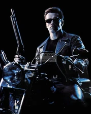 ARNOLD SCHWARZENEGGER IN "TERMINATOR 2: JUDGMENT DAY" - 8X10 PHOTO (FB-019)