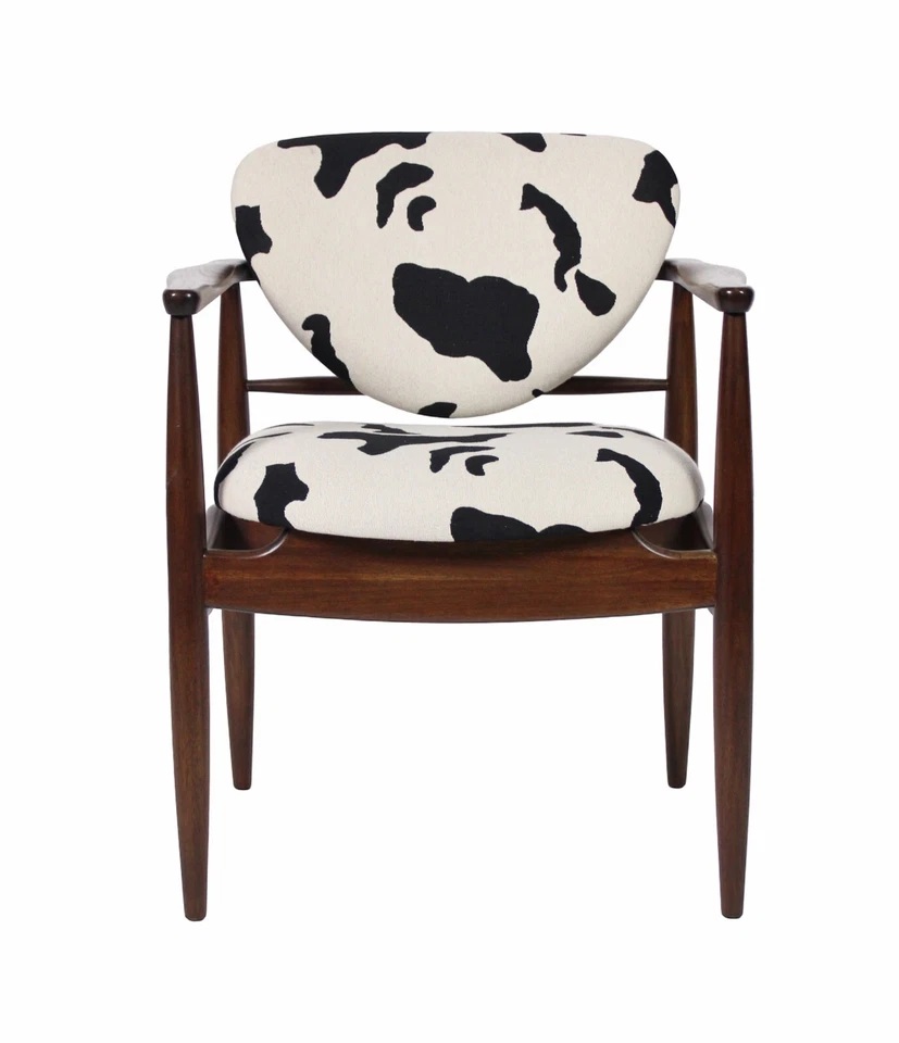 Sillón moderno vintage restaurado de mediados de siglo con estampado de vaca Foto 2 de 4