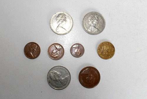 ANTIQUE 8 COIN PIECE MONNAIE - BRITAIN ELIZABETH II 1968 & DEUTSCHER LANDER 1949