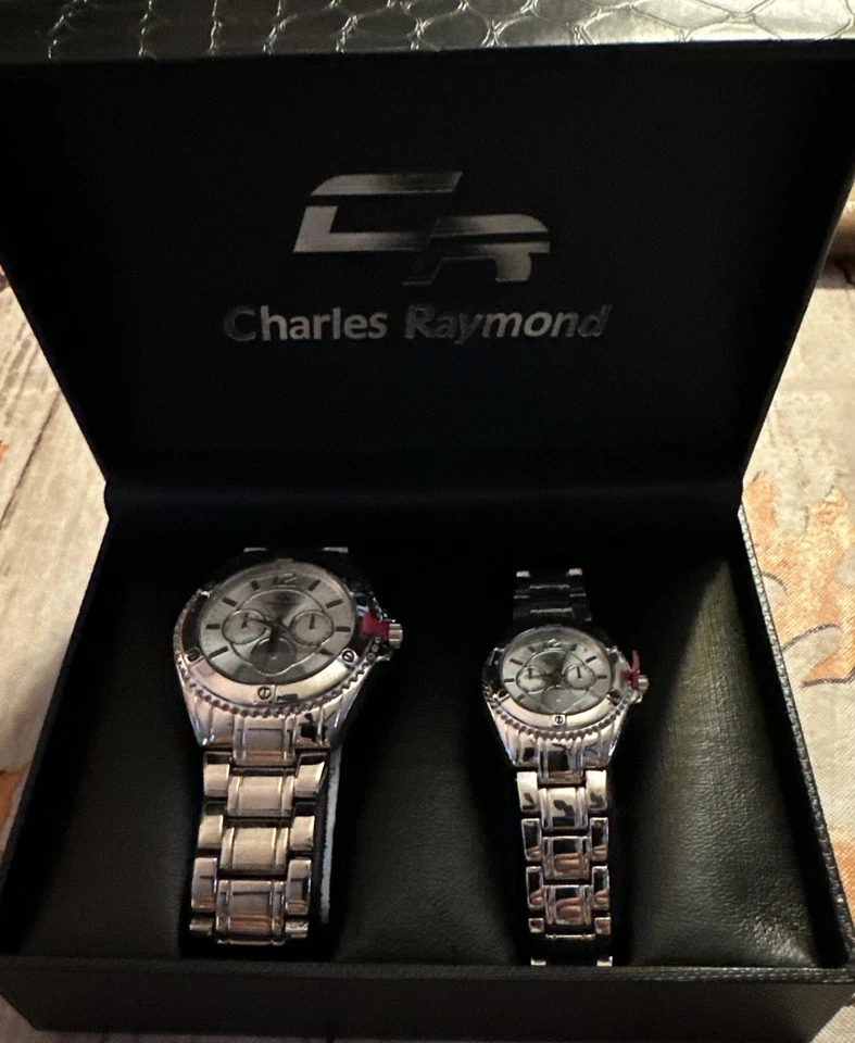 Juego de relojes vintage Charles Raymond New York His@Hers plateado hombre y mujer Foto 3 de 4