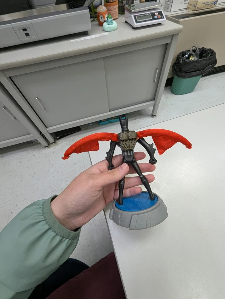 Burger King 2000 #7 Batman Beyond 6" Action Wing Rotating Base Red Cape - Image 2 of 4