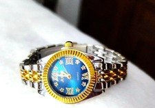 Damen modische Quarzuhr mit Zifferblatt besetzt mit Strasssteinen und Stahlband