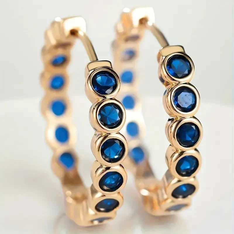 Pendientes de aro de lujo de zafiro azul simulado de corte redondo de 2 quilates enchapados en oro rosa de 14 k Foto 4 de 4