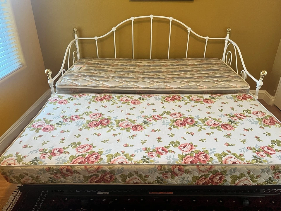 Cama de día blanca doble de metal con nido y dos colchones. Foto 2 de 4