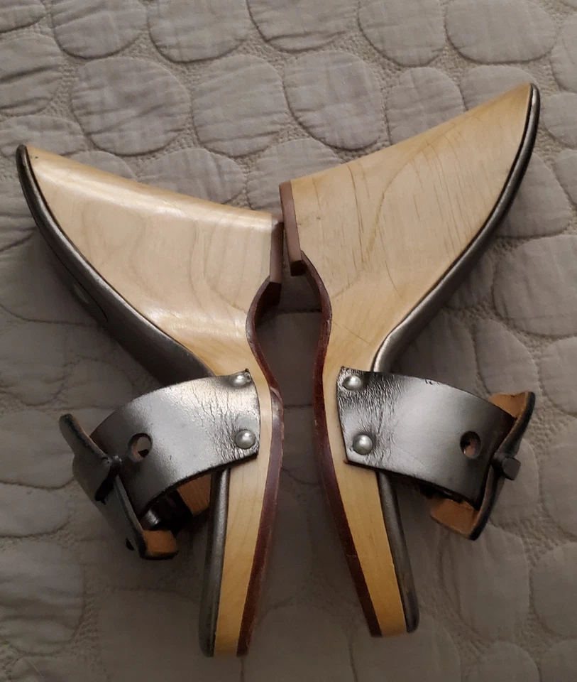 Salto cunha feminino Kristoff Luichiny tamanho 6 com fivela bronze cor ouro - Imagem 3 de 4