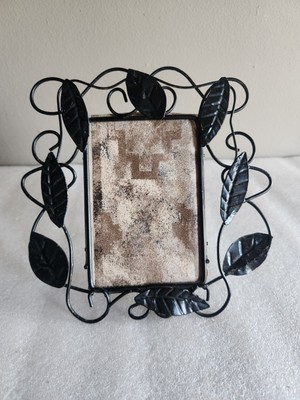 Black Metal Picture Frame with Leaves Around It   3''×4¾'' Size Pictures
