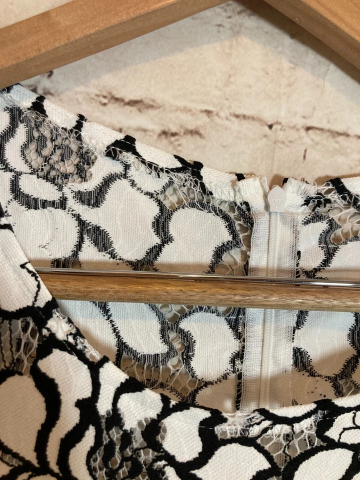 Vestido Cartise para mujer 10 blanco y negro floral encaje superpuesto manga campana coqueta Foto 3 de 4