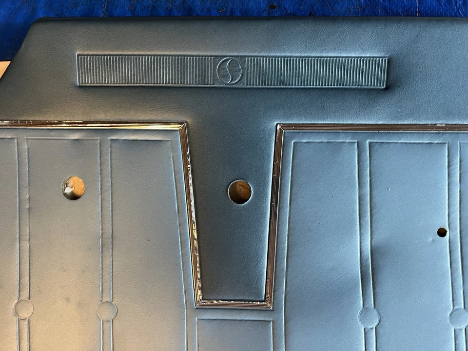 Studebaker Cruiser 1965 sedán panel de puerta moldura pasajero delantero derecho fabricante original Foto 3 de 4