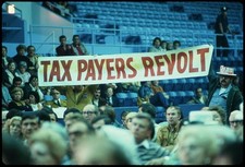 Foto: Commack Arena, Long Island NY Howard Jarvis 1978 Tax Payers Revolt Demo