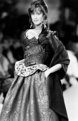Yasmeen Ghauri model in a Christian Lacroix fashion show 1993 Old Photo 9