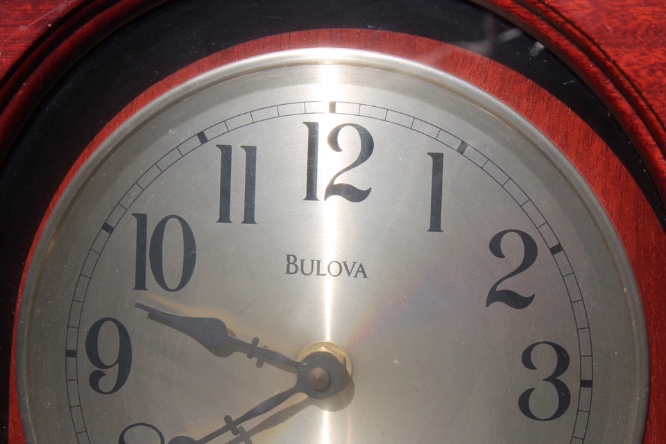 Timbre de reloj de pared Bulova 24,5 pulgadas x 15 in. Péndulo Vidrio Rectángulo Madera Marrón Foto 2 de 4