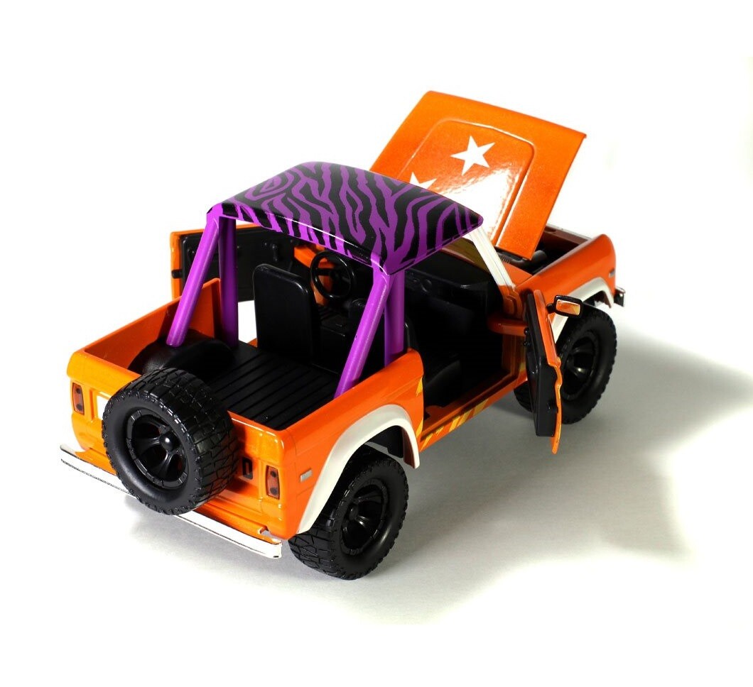 ミニカー Ford Bronco w/Macho Man Randy Savage Amazon.com: 1973 Ford Bronco Pickup Truck with Macho Man