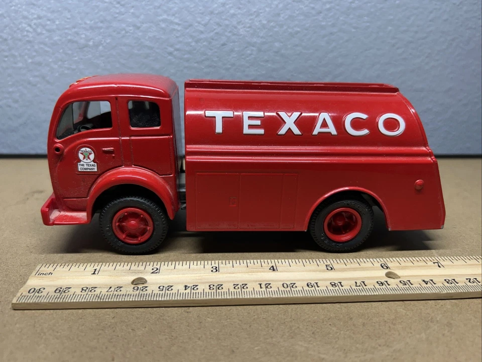 Banco de camión vintage años 90 Ertl Die Cast Texaco Gas Company 1949 cabina inclinable blanca fuera de stock Foto 3 de 4