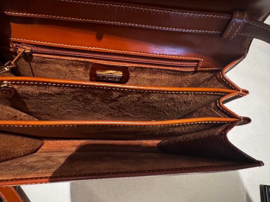 GUCCI Solid Rectangle Shoulder Bag Turnlock Leath… - image 14