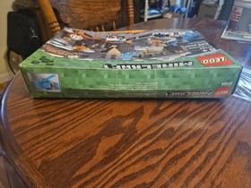 Lego Minecraft The End Portal 21124 (559 pieces) (Brand New Sealed Box) RETIRED