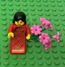 Lego Niña Asiática con Vestido Chino Mini Figura con Flores Rosas y Ramas Doradas