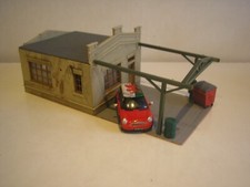 OO HO MAINTENANCE CAR GARAGE BUILDING WITH 2X CARS
