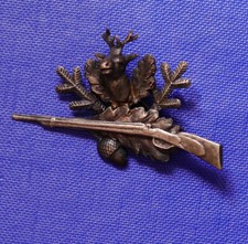 ~1930  Jagd Abz. mit Hirsch & Gewehr 51mmx31mm Bronze versilbert