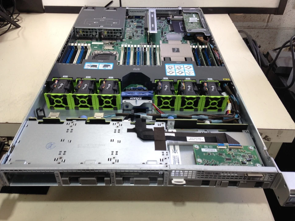 CISCO UCS C220 M4 PI-UCS-APL-K9 (1x) E5-2650v3 64GB (4x 16GB) 2x 770W PSU NO HDD - Image 2 of 4